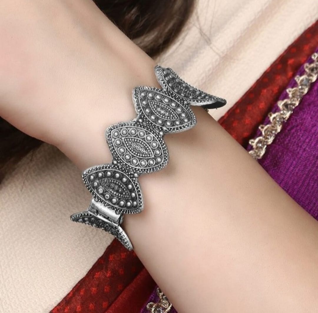 Petals Silver Kada